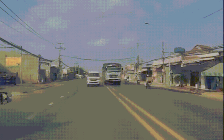 Hai tài xế xe tải bị phạt mỗi người 5 triệu đồng vì lấn sang làn ngược chiều vượt xe trên ĐT.824, tuyến kết nối TP.HCM - Tây Ninh. (Ảnh cắt từ clip)