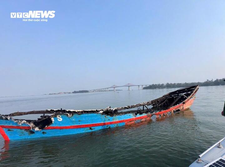 Tàu cá bị thiêu rụi. (Ảnh: Võ Tiến)