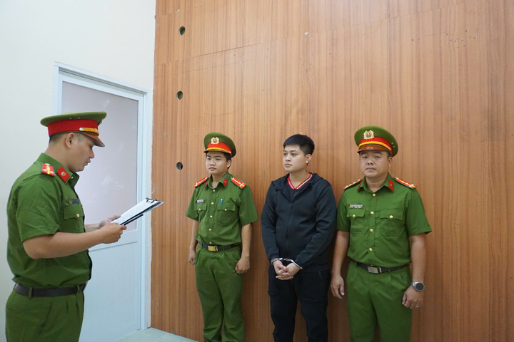 Công an TP.HCM đọc lệnh khởi tố bị can, bắt tạm giam Hoàng Đức Huy.