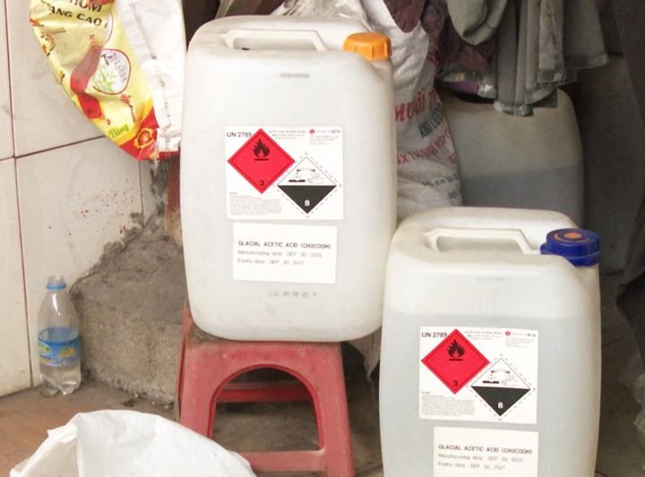 Tang vật 2 can nhựa chứa axit acetic được phát hiện tại cơ sở sản xuất dấm tại Công ty TNHH MTV Tuấn Hằng.