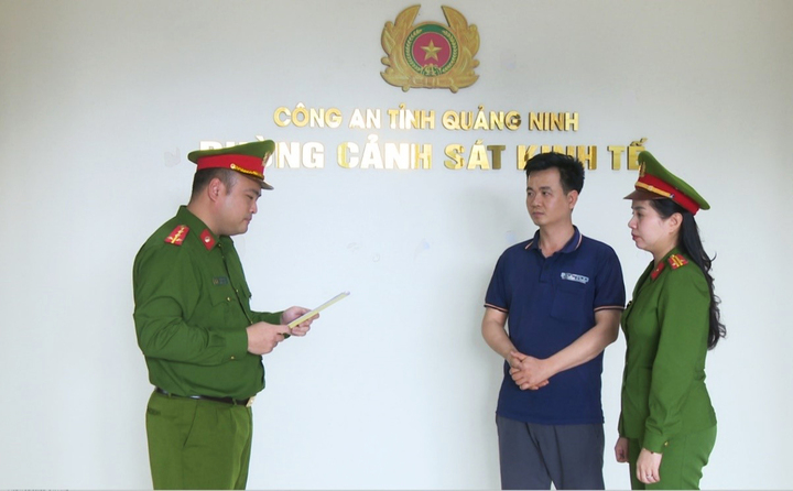 Cơ quan công an tống đạt quyết định khởi tố bị can đối với Phạm Thanh Tuấn.