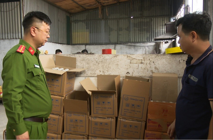 Cơ quan công an kiểm tra cơ sở sản xuất dấm tại Công ty TNHH MTV Tuấn Hằng.