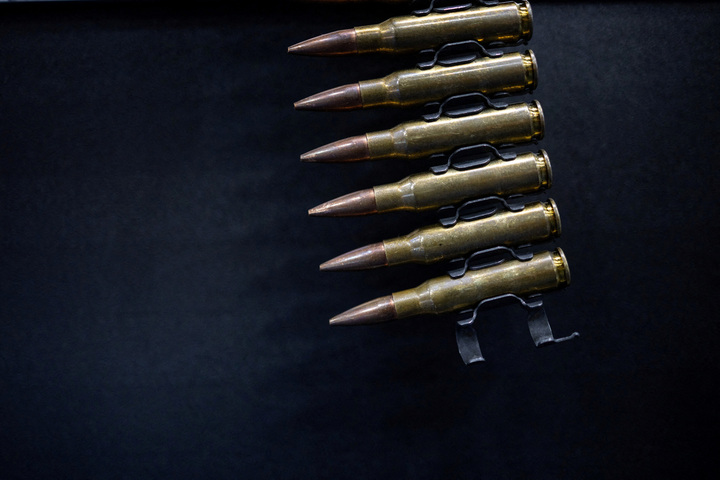 Đạn cỡ 7,62x51mm tiêu chuẩn NATO được trưng bày tại một gian hàng triển lãm trong khuôn khổ hội nghị và triển lãm thường niên của Hiệp hội Súng trường Quốc gia (NRA) ở Houston, bang Texas, Mỹ, ngày 18/4/2026. (Ảnh: REUTERS/Carlos Barria)