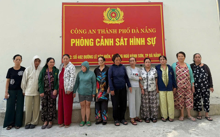 12 đối tượng bị bắt giữ. (Ảnh: C.A)