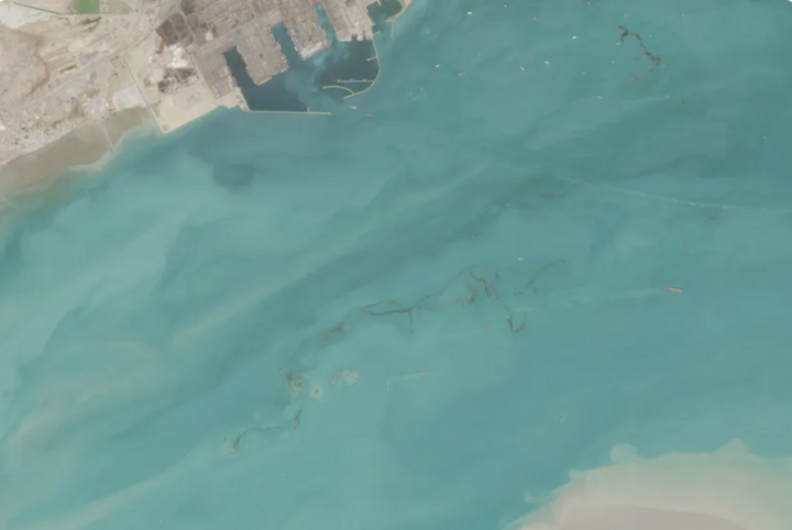 Ảnh chụp ngày 7/4 cho thấy vết dầu loang gần đảo Qeshm của Iran. (Ảnh: Sentinel-2/Cơ quan Vũ trụ châu Âu)