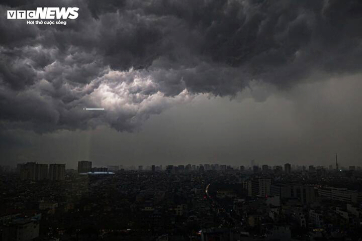 Mưa dông xuất hiện diện rộng ở miền Bắc. (Ảnh minh hoạ: Minh Đức)