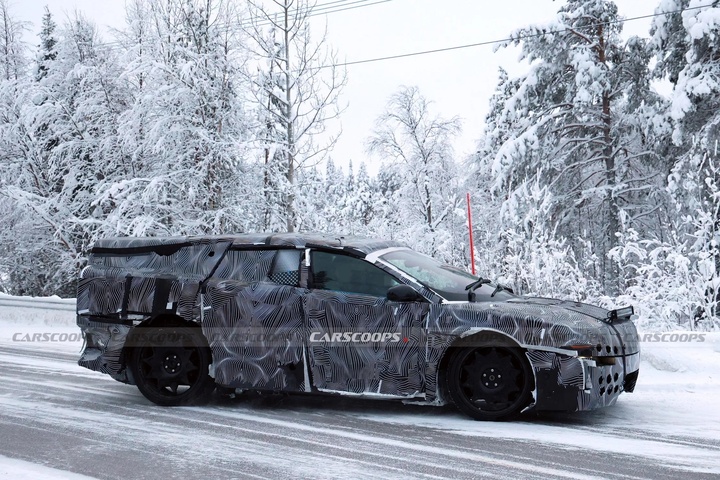 Cấu trúc thân xe sử dụng nhiều vật liệu sợi carbon để tối ưu trọng lượng.