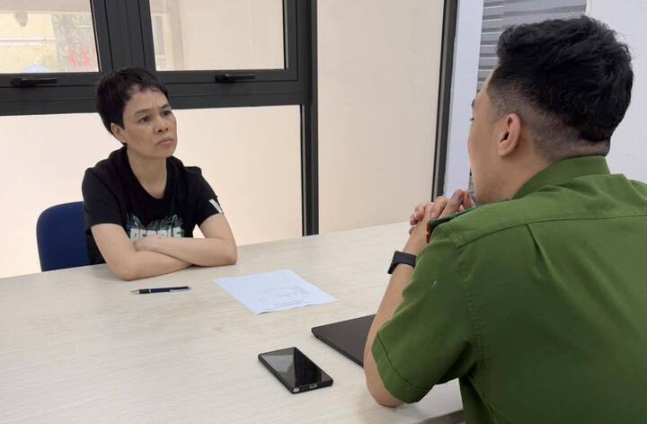 Trần Thị Xuân Hương tại cơ quan công an.