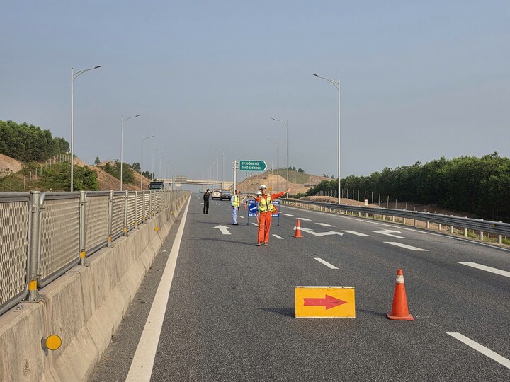 Việc tạm đóng đường sẽ được thực hiện trong khoảng thời gian từ 7h-11h30p để thi công lắp giá long môn. (Ảnh: CTV)