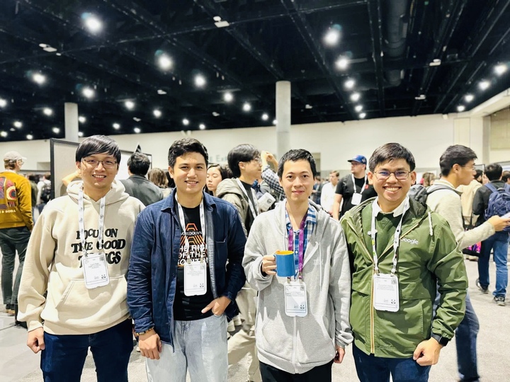 Lâm cùng 3 bạn nghiên cứu sinh tại NeurIPS 2025 ở San Diego, California, Mỹ.