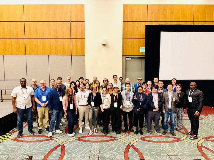 Minh Lâm (thứ 5, từ phải sang, hàng đầu) cùng Ban tổ chức NeurIPS 2025 tại San Diego, California, Mỹ.