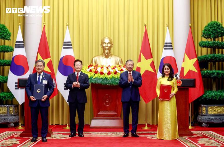 Tổng Bí thư, Chủ tịch nước Tô Lâm và Tổng thống Hàn Quốc Lee Jae Myung chứng kiến lễ ký các văn kiện hợp tác.