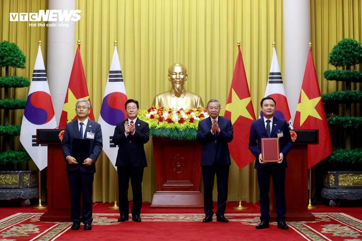 Hai bên duy trì tốt quan hệ trên tất cả các kênh Đảng, Chính phủ, Quốc hội, thúc đẩy mạnh mẽ các chuyến thăm, giao lưu, tiếp xúc giữa lãnh đạo cấp cao hai nước.