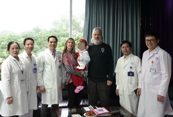 Gia đình bệnh nhi người Australia cùng đội ngũ y bác sĩ Bệnh viện Đa khoa Xanh Pôn.