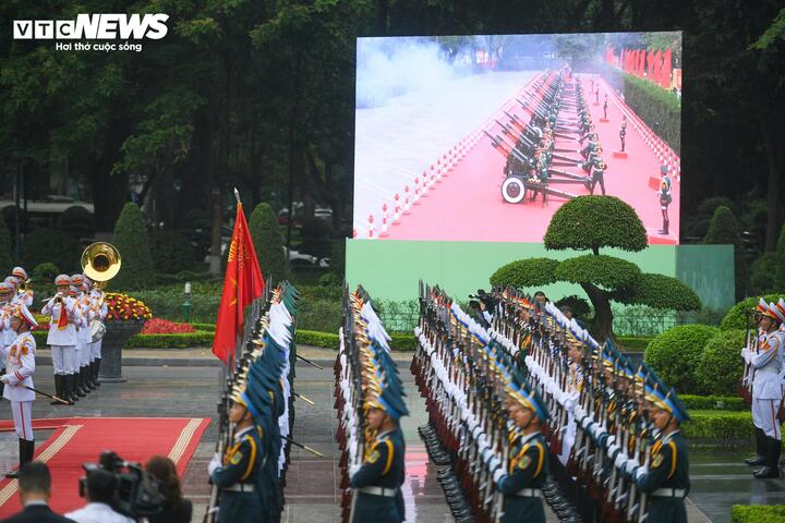 21 loạt đại bác chào mừng được bắn từ Hoàng thành Thăng Long trong Lễ đón.