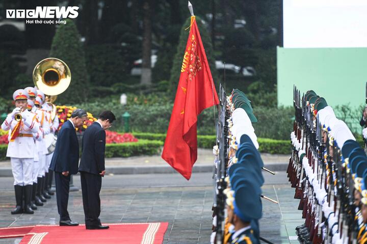 Tổng Bí thư, Chủ tịch nước Tô Lâm và Tổng thống Lee Jae Myung rời bục, bước tới cúi chào quân kỳ và duyệt Đội Danh dự Quân đội nhân dân Việt Nam.
