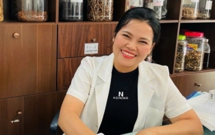 Y sĩ Lê Thị Ngọc, Trưởng phòng khám chuyên khoa Đông Y Phượng Hoàng Sơn. (Ảnh: NVCC)