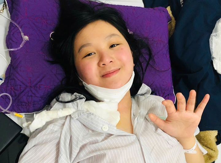 Châu bước vào ca phẫu thuật tuyến giáp, chỉ một tháng trước kỳ thi tốt nghiệp THPT. (Ảnh: NVCC)