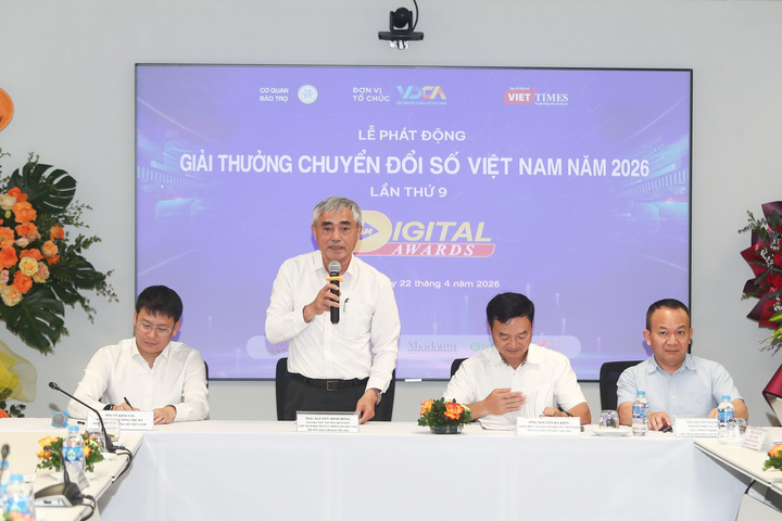 TS Nguyễn Minh Hồng - Chủ tịch Hội Truyền thông số Việt Nam, Trưởng Ban Chỉ đạo Giải thưởng - giải đáp tại họp báo. (Ảnh: VDCA)