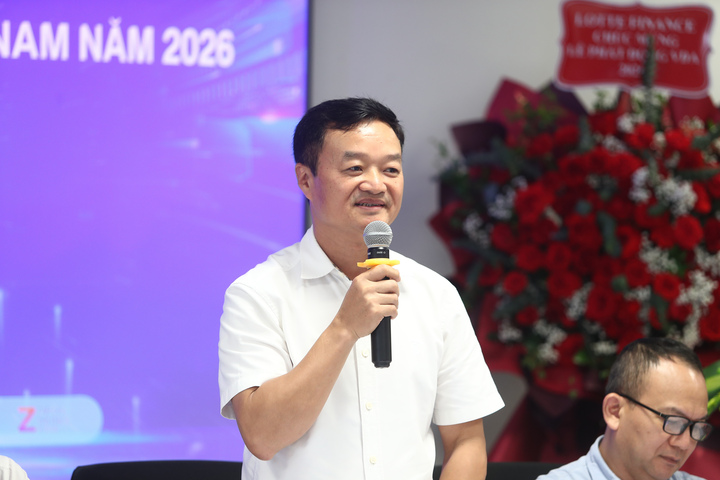 Ông Nguyễn Bá Kiên - Phó Trưởng Ban Chỉ đạo Thường trực, Trưởng Ban Tổ chức Giải thưởng, Tổng Biên tập Tạp chí điện tử VietTimes - giải đáp tại họp báo. (Ảnh: VDCA)