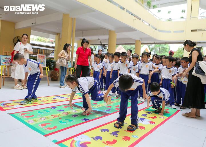 Học sinh lớp 1 hóa thân nhân vật lịch sử, trải nghiệm 'theo dấu chân Anh hùng' - 12