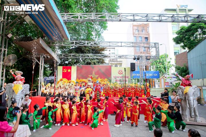 Học sinh khối 1 Trường tiểu học Nguyễn Bỉnh Khiêm (TP.HCM) hào hứng tham gia ngày hội “Theo dấu chân anh hùng” tổ chức sáng 22/4. Hoạt động được triển khai nhân dịp Giỗ tổ Hùng Vương (ngày 10/3 Âm lịch), nhằm giúp các em bước đầu làm quen với lịch sử dân tộc thông qua hình thức trải nghiệm. Với hơn 350 học sinh tham gia, ngày hội tái hiện sinh động các nhân vật lịch sử, góp phần bồi dưỡng lòng yêu nước và niềm tự hào dân tộc.