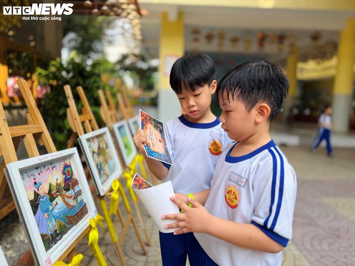 Các sản phẩm sáng tạo của học sinh được trưng bày trong khuôn khổ ngày hội, với nhiều hình thức như tranh vẽ, mô hình từ lá cây, đá màu. Mỗi lớp lựa chọn một nhân vật lịch sử tiêu biểu như Vua Hùng, Thánh Gióng, Hai Bà Trưng... để thể hiện.