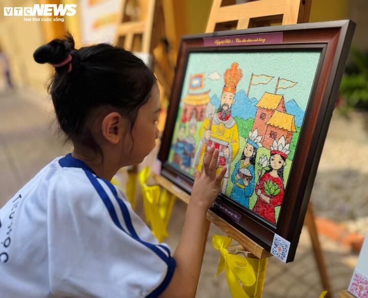 Hoạt động không chỉ rèn luyện sự khéo léo, sáng tạo mà còn giúp học sinh hiểu sâu hơn về các nhân vật thông qua quá trình tự tay thực hiện.