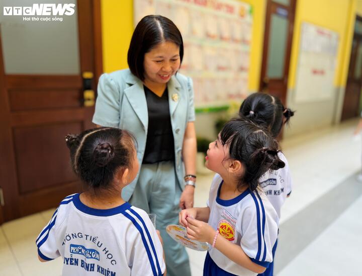 Theo cô Đỗ Ngọc Chi, Hiệu trưởng trường Tiểu học Nguyễn Bỉnh Khiêm, các ngày hội trải nghiệm là hoạt động được duy trì thường xuyên trong khoảng 5 năm gần đây, với tần suất mỗi học kỳ 7 ngày hội. Mô hình “học thông qua chơi” được triển khai đồng bộ, bám sát Chương trình giáo dục phổ thông 2018, giúp học sinh tiếp cận kiến thức một cách chủ động và tích cực.