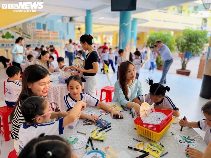 Ngày hội “Theo dấu chân Anh hùng” được tổ chức gắn với các dịp lễ lớn như Giỗ tổ Hùng Vương và 30/4, góp phần giúp học sinh hiểu thêm về ý nghĩa lịch sử của các sự kiện. Việc lựa chọn thời điểm phù hợp giúp tăng tính liên kết giữa nội dung học tập và thực tiễn, từ đó nâng cao hiệu quả giáo dục và tạo dấu ấn sâu sắc cho học sinh.