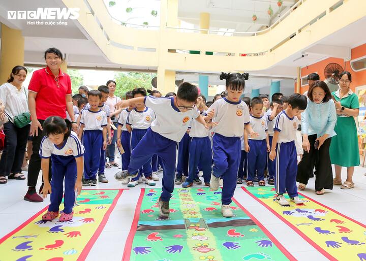 Học sinh lớp 1 hóa thân nhân vật lịch sử, trải nghiệm 'theo dấu chân Anh hùng' - 11