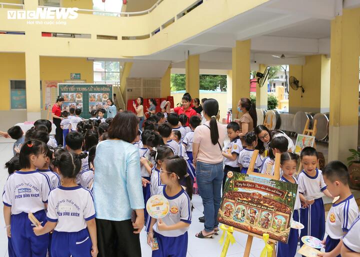 Cô Ngô Thụy Nam Phương, giáo viên Trường Tiểu học Nguyễn Bỉnh Khiêm, cho biết việc lồng ghép nội dung lịch sử vào hoạt động trải nghiệm xuất phát từ thực tế học sinh lớp 1 chưa có môn Lịch sử chính thức. Thông qua ngày hội, giáo viên mong muốn bồi dưỡng tình yêu quê hương, đất nước cho học sinh bằng những hình thức gần gũi, phù hợp với lứa tuổi.
