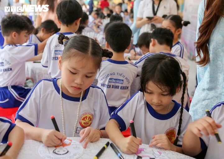 Hoạt động tô màu các nhân vật lịch sử thu hút đông đảo học sinh lớp 1 tham gia với sự tập trung và hào hứng. Các em lựa chọn những hình vẽ về Vua Hùng, Thánh Gióng, Hai Bà Trưng… rồi tự tay hoàn thiện bằng màu sắc. Thông qua hoạt động đơn giản nhưng giàu tính sáng tạo này, học sinh vừa rèn luyện sự khéo léo, vừa ghi nhớ đặc điểm của các nhân vật lịch sử một cách tự nhiên, phù hợp với tâm lý lứa tuổi.