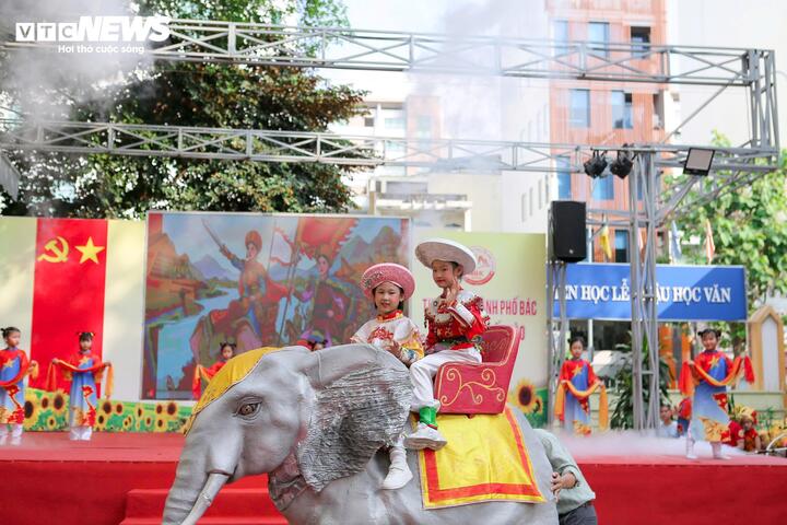 Tiết mục sân khấu hóa “Tự hào nòi giống Rồng Tiên - Bản hùng ca dân tộc Việt” mở đầu ngày hội, tái hiện hành trình dựng nước và giữ nước từ thời các Vua Hùng. Học sinh hóa thân thành nhiều nhân vật lịch sử, tham gia biểu diễn trong không gian được dàn dựng công phu.