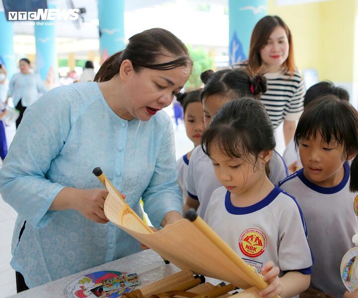 Học sinh lớp 1 hóa thân nhân vật lịch sử, trải nghiệm 'theo dấu chân Anh hùng' - 7