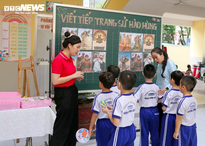 Các em tham gia các trò chơi mang tính tư duy và phản xạ nhanh, gắn với kiến thức lịch sử và kỹ năng học tập. Thông qua các câu hỏi, tình huống và thử thách nhỏ, học sinh vừa ôn lại nội dung đã học vừa phát triển khả năng xử lý vấn đề.