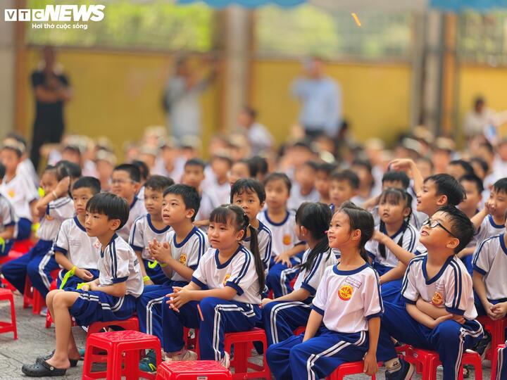 Các tiết mục thu hút sự theo dõi của đông đảo giáo viên, phụ huynh, góp phần giúp các em tiếp cận lịch sử một cách trực quan và sinh động.