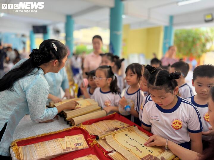 Học sinh lớp 1 hóa thân nhân vật lịch sử, trải nghiệm 'theo dấu chân Anh hùng' - 6