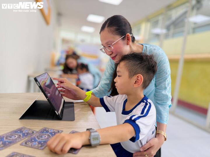 Tại trạm “Triệu hồi thần thú – Đánh thức anh hùng”, học sinh lớp 1 lần đầu tiếp cận mô hình chuyển đổi số thông qua việc sử dụng phần mềm tạo thẻ bài nhân vật lịch sử. Các em chỉ cần đọc những “câu thần chú” hoặc đặc điểm như “voi chiến”, “ngựa sắt”, hệ thống sẽ nhận diện và hiển thị nhân vật tương ứng. Hoạt động giúp học sinh liên kết biểu tượng với nhân vật lịch sử, tăng khả năng ghi nhớ thông tin một cách tự nhiên.