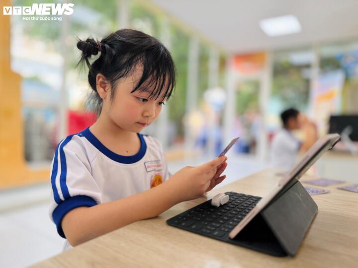 Dù mới học lớp 1, nhiều học sinh đã nhanh chóng làm quen với công nghệ và thao tác trên phần mềm một cách thuần thục. Nhờ được thiết kế dưới dạng trò chơi thẻ bài quen thuộc, các em dễ dàng tương tác, lựa chọn nhân vật yêu thích và trải nghiệm quá trình “triệu hồi” đầy hứng thú. Hoạt động cho thấy hiệu quả bước đầu của việc đưa công nghệ số vào giảng dạy, phù hợp với tâm lý lứa tuổi nhỏ.