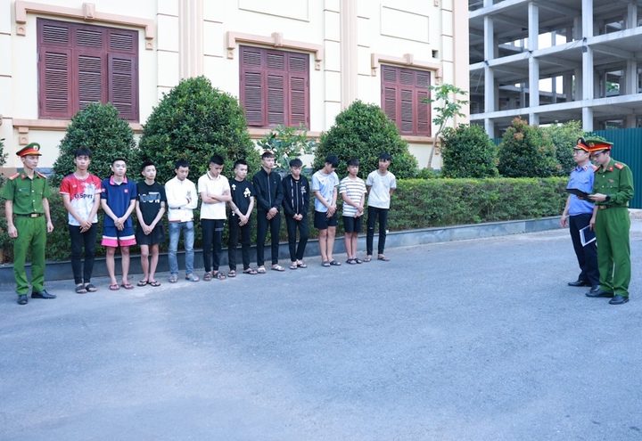 Nhóm thanh thiếu niên có liên quan được triệu tập đến cơ quan công an để nghe quyết định khởi tố vụ án và phục vụ công tác điều tra. (Ảnh: Công an Quảng Trị)