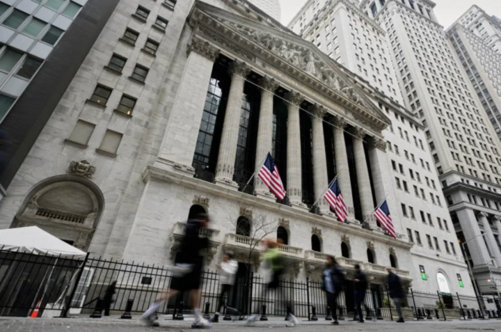 Triển vọng kinh tế toàn cầu năm 2026 có thể bị ảnh hưởng lớn nếu xung đột Iran tiếp diễn, song một số ngành lại đang bùng nổ. (Ảnh minh hoạ: AP)