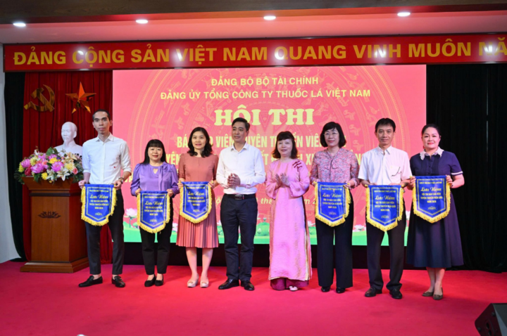 Trao Cờ lưu niệm cho các Đảng bộ, chi bộ tham dự Hội thi.