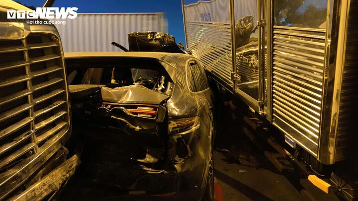 Porsche 7 chỗ cùng 5 xe tải tông liên hoàn, cầu Phú Mỹ ùn tắc nhiều giờ.