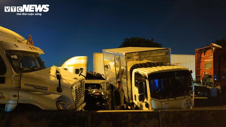 Các phương tiện hư hỏng phần đầu, phần đuôi, nhiều mảnh vỡ văng khắp mặt đường.