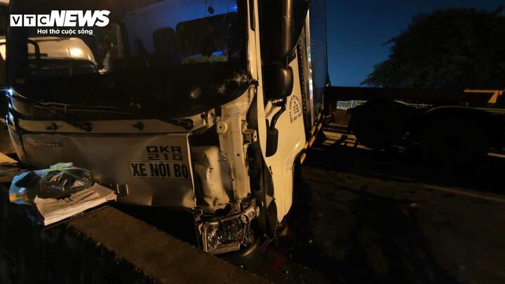 TP.HCM: Xe Porsche cùng 5 xe tải tông liên hoàn, cầu Phú Mỹ ùn tắc nhiều giờ - 2