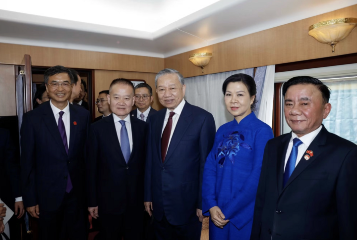 Các quan chức Trung Quốc tiễn Tổng Bí thư, Chủ tịch nước Tô Lâm cùng phu nhân tại ga Bằng Tường, Trung Quốc. Ảnh: TTXVN