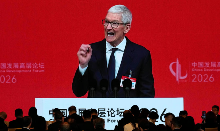 CEO Apple Tim Cook phát biểu tại Diễn đàn Phát triển Trung Quốc 2026 ở Bắc Kinh, ngày22/3. (Ảnh: SCMP)
