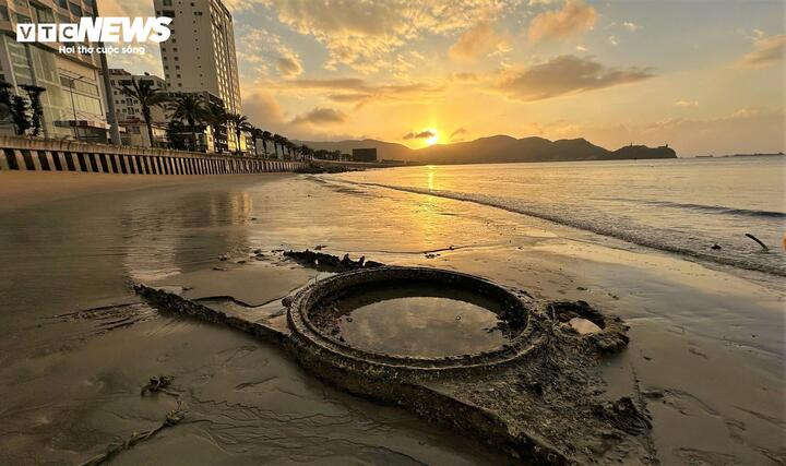 Hình ảnh khối thép trồi lên tại bờ biển vào ngày 18/2/2026 do anh Lê Hồ Bắc (phường Quy Nhơn) chụp lại