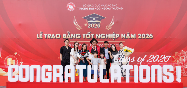 Với GPA 3,81/4,0 cùng điểm rèn luyện 94/100, Long vừa tốt nghiệp cử nhân xuất sắc Đại học Ngoại thương hôm 5/4 vừa qua. Nam sinh tiêu biểu nhiều năm liền nằm trong nhóm sinh viên có thành tích học tập nổi bật của khoa.